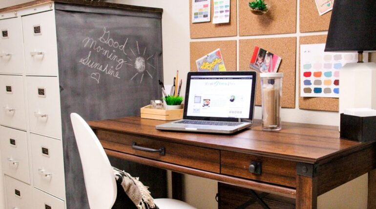 7 Perfect Items Every Writer Should Have on Their Desk